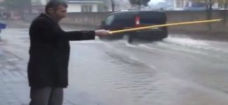 Belediyeye balık tutarak tepki gösterdiler