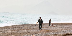Sahillerde Tatilcilerin Yerini Defineciler Aldı