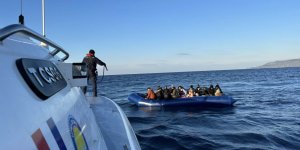 Ayvacık Açıklarında 33 Kaçak Göçmen Yakalandı