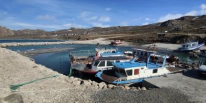Van'da Balıkçı Tekneleri Limanda Mahsur Kaldı