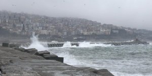 Dalgalar Mendireği Aştı