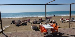 Antalya'da Çatıları Uçuran Fırtına Sonrası Turistlerin Deniz Keyfi