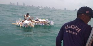 Tayland'da Pet Şişelerden Yaptığı Botla Denize Açılan Adam Mahsur Kaldı