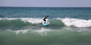 Sörf Tutkunları Dalgalı Denizi Fırsat Bilip Sörf Yaptı