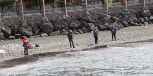 Trabzon'da Somon Kafesleri Yırtıldı, Oltasını Alan Sahile Koştu