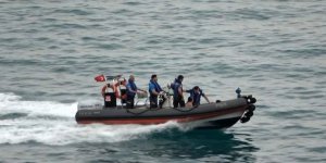 Denize Atlarken Kayalara Çarpan Genç Kız Falezlerde Mahsur Kaldı