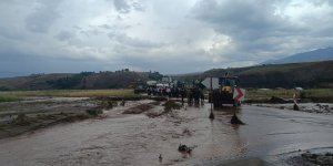 Sağanak Yağış Kumçatı-Cizre Kara Yolunu Ulaşıma Kapattı
