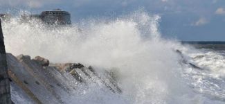 Karadeniz'de dalga boyu 10 metreyi aştı