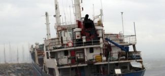 Kuruyük gemisi Pendik'te karaya oturdu