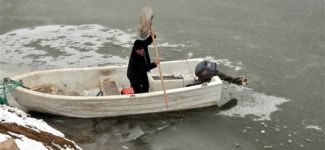 Balıkçı tekneleri buz tuttu