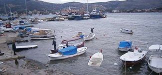 Aşırı fırtına barınaktaki tekneleri batırdı