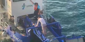 Galata Köprüsü'nden Denize Düşen Kadını, Peşinden Atlayan Vatandaş Kurtardı