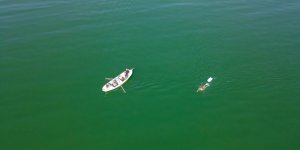 İznik Gölü'ndeki Kuraklığa Dikkat Çekmek İçin Gölü Baştan Başa Yüzdü