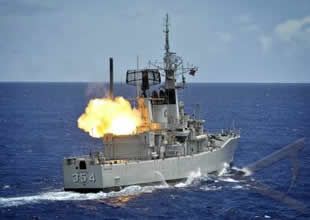 NATO fırkateyni petrol bağlantısını kesti
