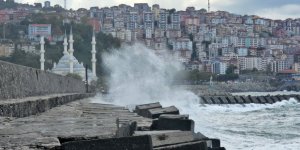 Zonguldak'ta Dalgalar 7 Metrelik Liman Duvarını Aştı