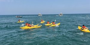 Öğrenciler Atık Malzemelerden Yaptıkları Teknelerle Yarıştılar