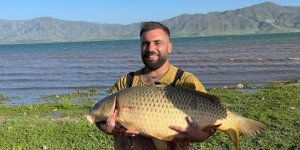 Elazığ’da Amatör Balıkçı 32 Kiloluk Dev Sazan Yakaladı