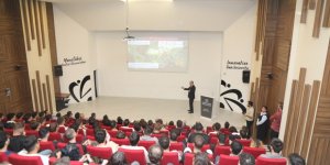 BTÜ Denizcilik Fakültesi'nde Yeni Döneme Durmuş Ünüvar'ın Dersiyle Başladı