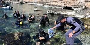 Antalya'da Deniz Dibinden Oksitlenmiş Tabanca ve 2 Bisiklet Çıktı