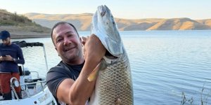 Elazığ’da Balıkçı 70 Kiloluk Turna Yakaladı