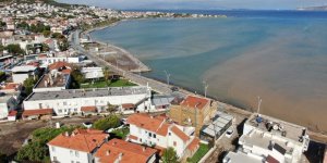 Foça'da Sel Suları Denizin Rengini Değiştirdi