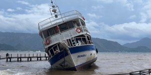 Marmaris'te İskeleye Çarpan Tekne Karaya Oturdu