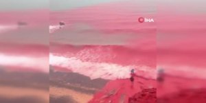 Kızıl Sahil'de Deniz Suyunun Rengi Yağışın Ardından Kızıla Döndü