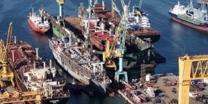 Tuzla'da Yanan Gemi Söndürüldü