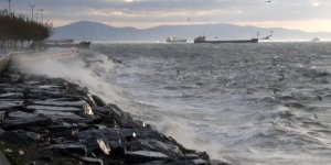 İstanbul'da Fırtına Etkili Oluyor: Dalgalar Sahili Dövdü