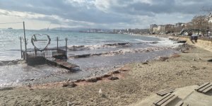 Tekirdağ’da Lodos Kıyıyı Vurdu, Kızıl Yosunlar Sahili Kapladı