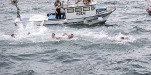 Hıristiyan Topluluğu Denizden Haç Çıkardı