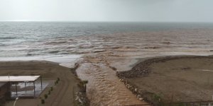 Alanya'da Toz Taşınımı ve Sağanak Yağış Denizin Rengini Değiştirdi