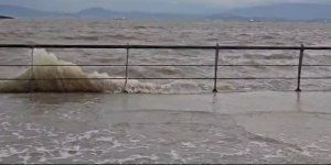 İzmir'de Fırtına: Dikili'de Deniz Seviyesi Yükseldi