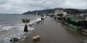 Gemlik'te Deniz Taştı, Sahil Yolu Sular Altında Kaldı