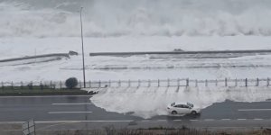 Rize’de Dev Dalgalar Karadeniz Sahil Yolu'na Ulaştı