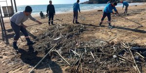 Alanya'da Fırtına Sonrası Plajlarda Temizlik Yapıldı