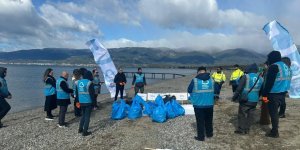 Çevrecilerden Altınkum Sahilinde Anlamlı Temizlik