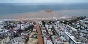 Akdeniz'e Akan Sel Suları Kızkalesi Çevresini Kahverengiye Bürüdü