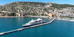 Alanya'ya Fransız Bayraklı Kruvaziyer Demir Attı