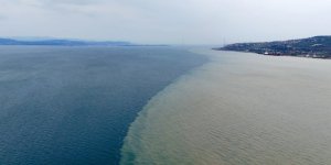 İzmit Körfezi İki Renk Oldu: Derenin Taşıdığı Çamur Denizin Rengini Değiştirdi