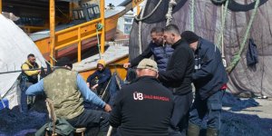 Karadenizli Balıkçılar Sezon Sonunda Ağlarını Onarıyor