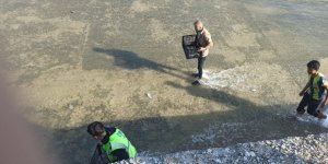 Akıntıya Kapılan Balıkları Yakalamak İçin Birbirleriyle Yarıştılar