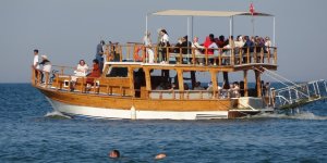 Güneşi Gören Denize Girdi: Havalar Isındı, Turizm Sezonu Başlıyor