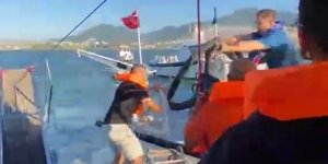 İzmir'de Denizde Korku Dolu Anlar: Su Alan Teknedeki 6 Yolcu Kurtarıldı