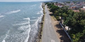 Samsun'da Kıyı Erozyonu Yola Kadar Ulaştı, Yapıları Tehdit Ediyor