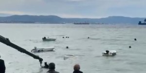 Lodosun Batırdığı Tekneler Vinçle Denizden Çıkarılıyor