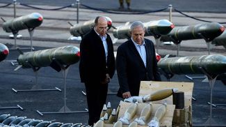 İsrail, İran gemisinden çıkan silahları gösterdi