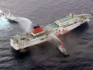 Japonya'da içinde yolcu bulunan feribotta yangın çıktı