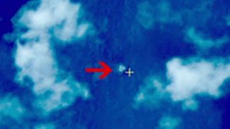 Kayıp uçaktan deniz üzerinde ilk görüntü