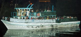 Manavgat açıklarında 8 saat süren operasyonda 260 Suriyeli ve Iraklı mülteci yakalandı